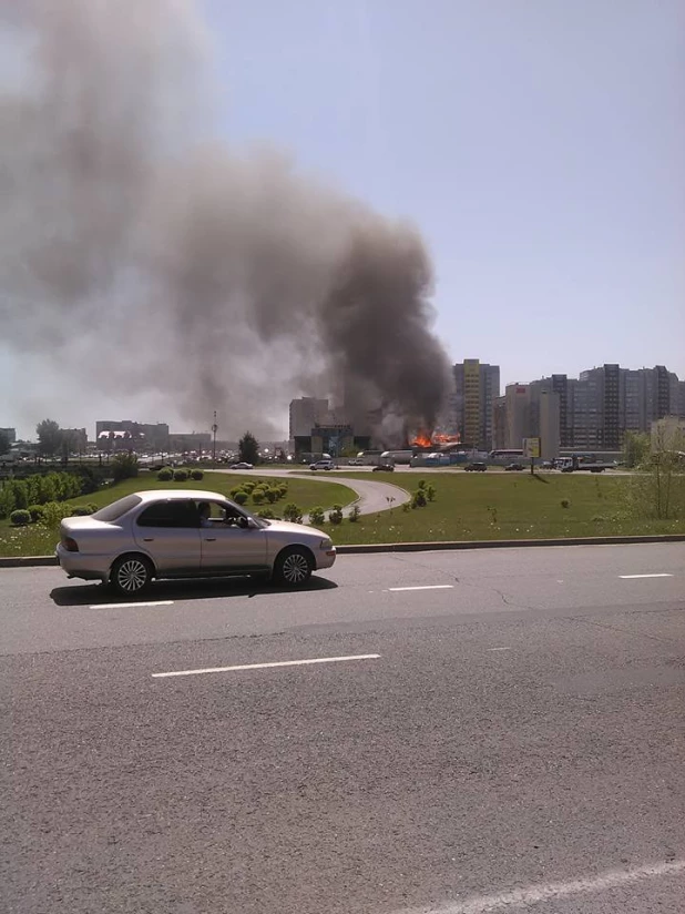 В Барнауле загорелся стадион "Коммунальщик".