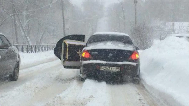 Готовь сани летом, а гроб зимой.