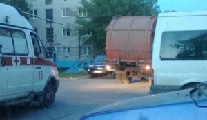 Мусоровоз, не пропустивший "скорую".