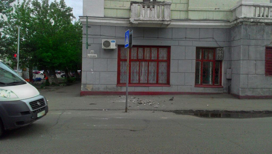 Обрушение фрагментов фасада на улице Сизова. 30 мая 2016 года.