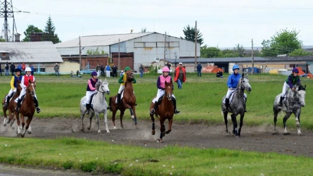 На скачках Grand-Prix Монте-Карло в Барнауле.