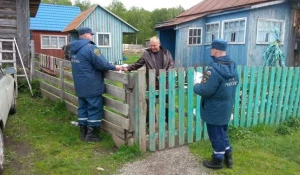 Сотрудники МЧС предупреждают жителей о предстоящем паводке.