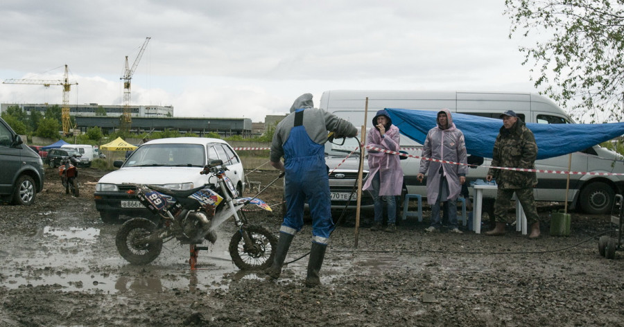 Дождь, грязь и мотоциклы: в Барнауле прошел Майский мотокросс.