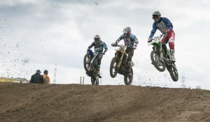 Дождь, грязь и мотоциклы: в Барнауле прошел Майский мотокросс.