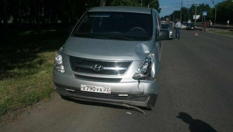 Водитель сбил двух человек на Антона Петрова.