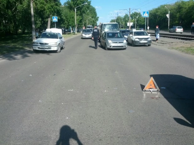 Водитель сбил двух человек на Антона Петрова.