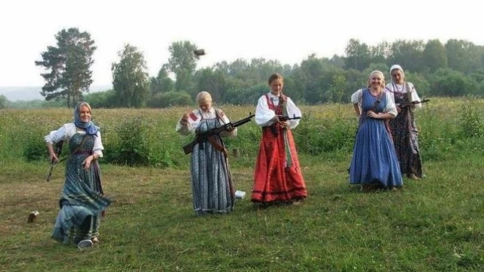 Мужчины и женщины резвятся в крае воды