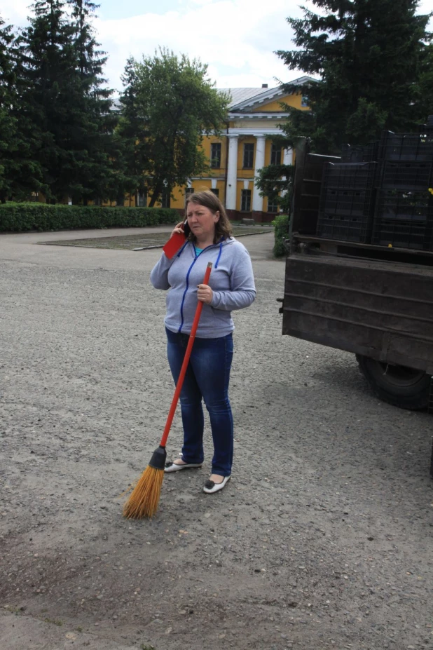 Горзеленхоз высаживает цветы на Демидовской площади. 2 июня 2016 года.