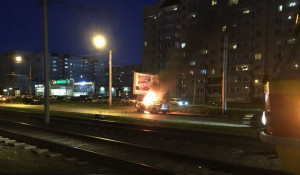 В Барнауле автомобиль загорелся после столкновения.