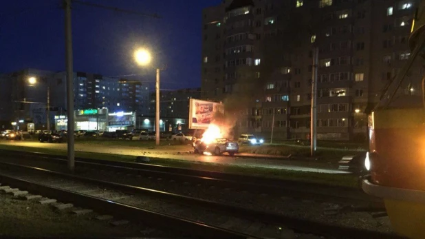 В Барнауле автомобиль загорелся после столкновения.