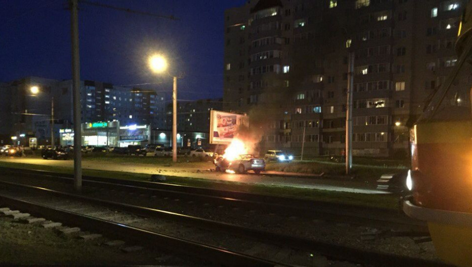 В Барнауле автомобиль загорелся после столкновения.