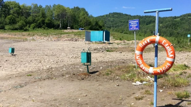 Пляж в горно-алтайском урочище Еланда.