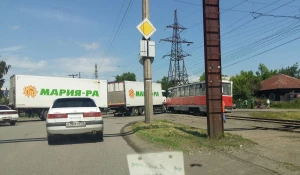 ДТП с участием автопоезда и трамвая в Бийске.