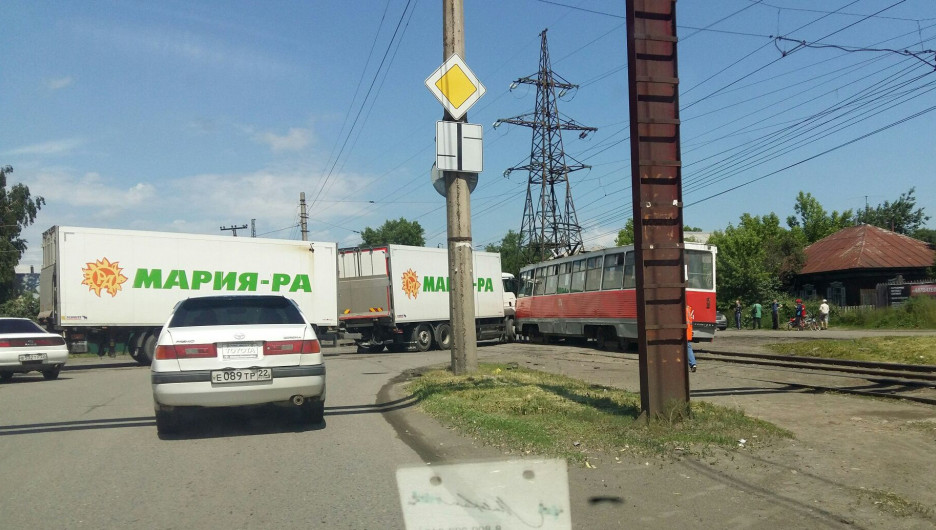 ДТП с участием автопоезда и трамвая в Бийске.