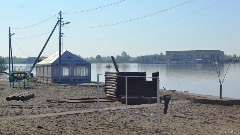 Пляж на о. Помазкин в Барнауле.