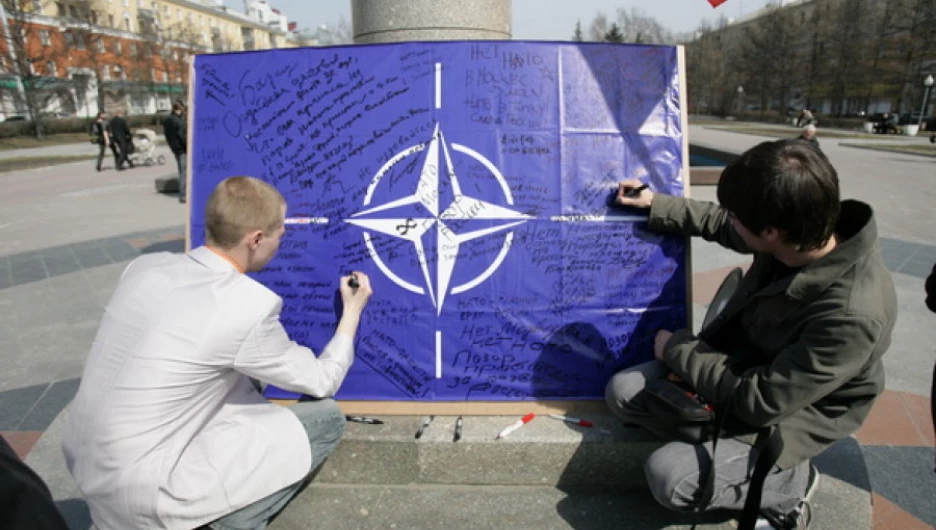 В центре Барнаула прошел митинг против участия войск НАТО в параде Победы.