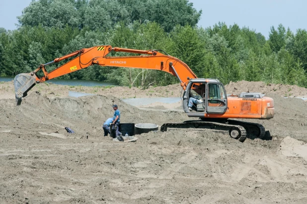 Строительство "Леруа Мерлен" по левой стороне Правобережного тракта.