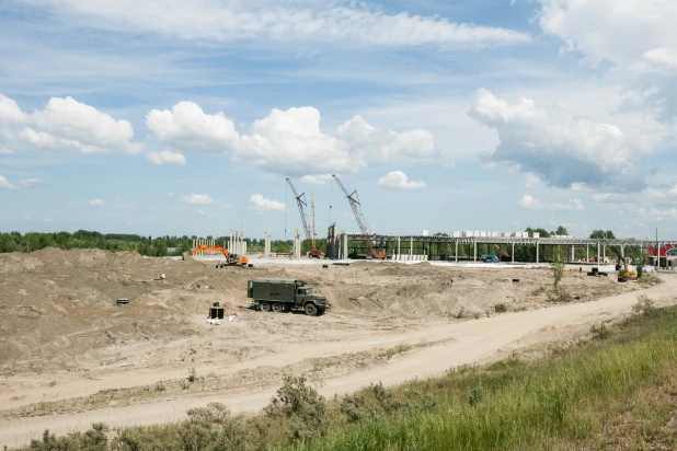 Строительство "Леруа Мерлен" по левой стороне Правобережного тракта.