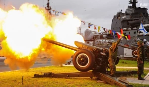 Во Владивостоке возобновили традицию полуденного выстрела.