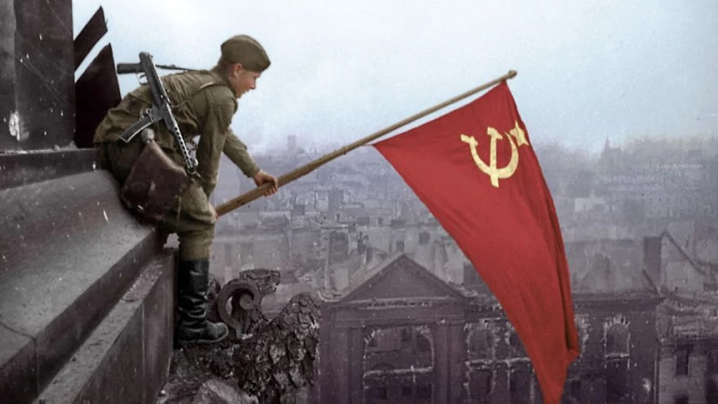 Фото советского солдата в берлине с флагом