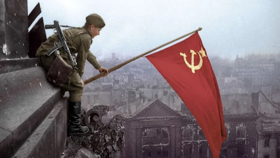 Солдат водружает советский флаг над Берлином, 1945 год.
