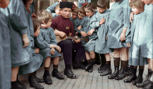 Дети и мужчина с балалайкой, 1940 .