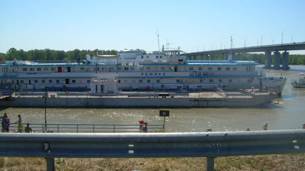 Теплоход "Ремикс" в Барнауле.