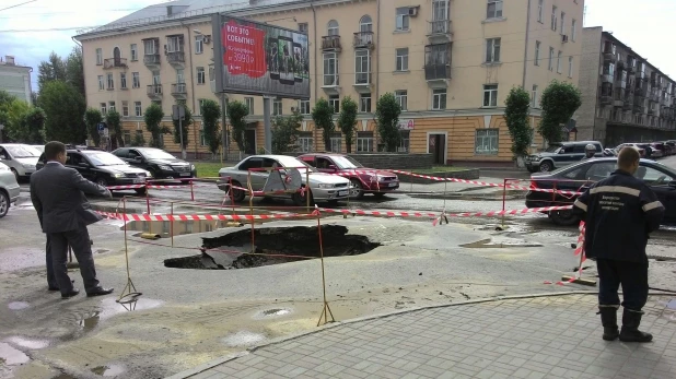 Пр. Калинина провалился асфальт.