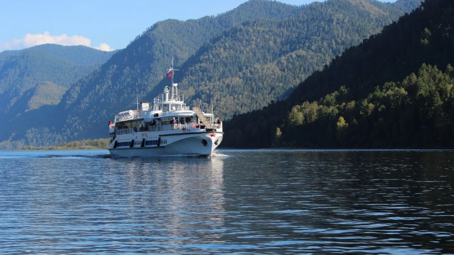 Теплоход "Пионер Алтая" на Телецком озере.