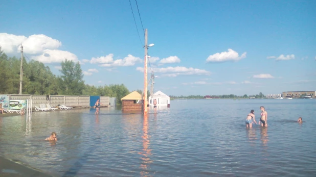 Паводок на городском пляже