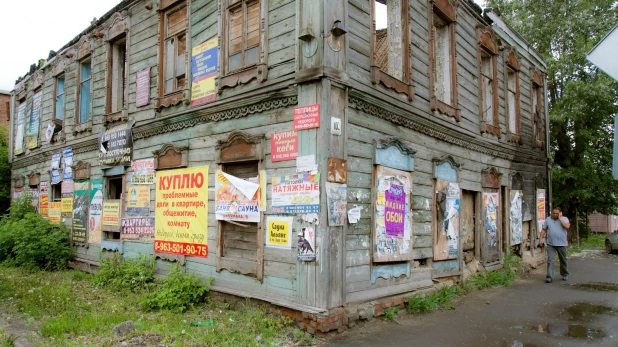 Старый заброшенный памятник архитектуры.