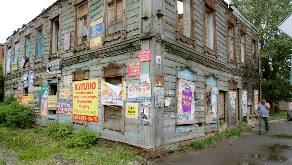 Старый заброшенный памятник архитектуры.