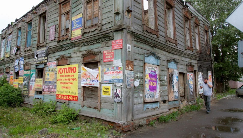 Старый заброшенный памятник архитектуры.