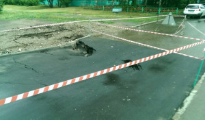 Провал асфальта на улице Шумакова
