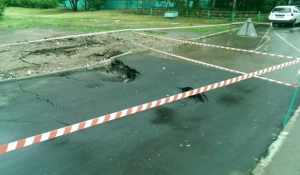 Провал асфальта на улице Шумакова