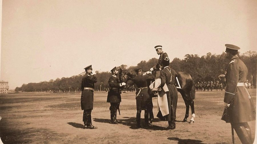 Николай II на лошади.