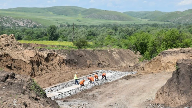 Строительство дороги в Краснощековском районе.