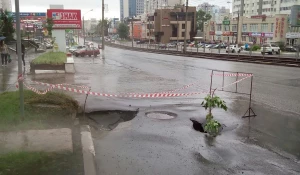 Провал асфальта на пр. Красноармейском у гостиницы "Турист".