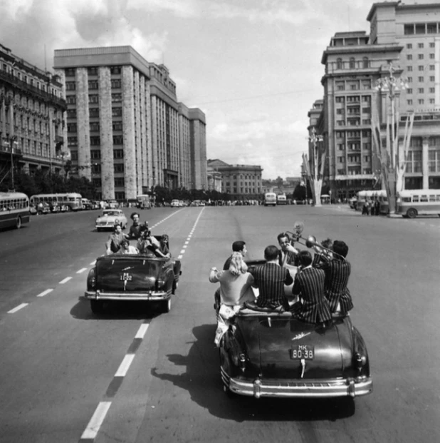 "Фестиваль молодежи и студентов на улицах Москвы". 1957 год. (c) Михаил Трахман