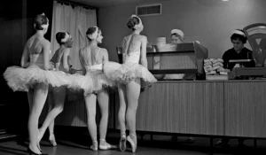 «Лебеди». Артистки балета Большого театра СССР в буфете Кремлевского Дворца съездов. 1963 год. (c) Евгений Умнов