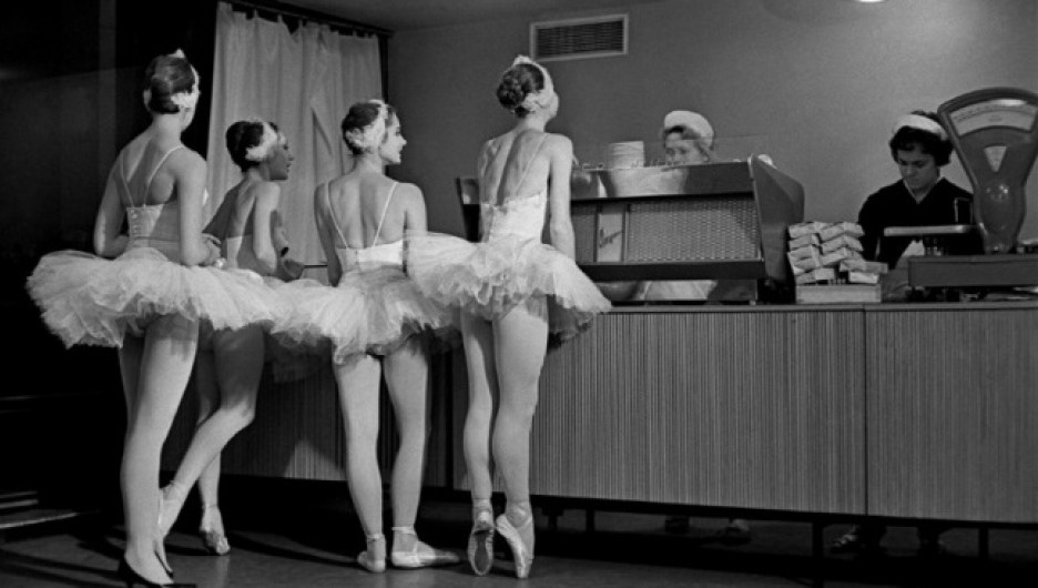 «Лебеди». Артистки балета Большого театра СССР в буфете Кремлевского Дворца съездов. 1963 год. (c) Евгений Умнов