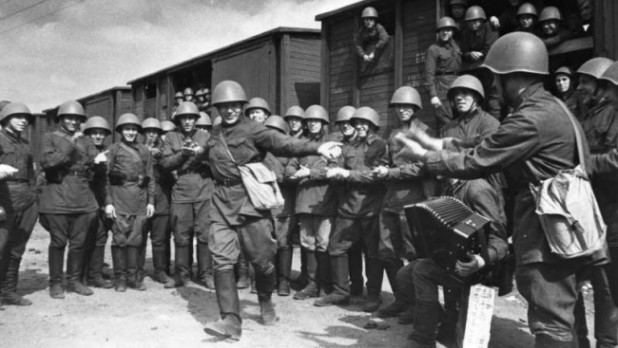 «Поезда идут на фронт». Пляшет красноармеец В.Кочетков. 1941 год. (c) Александр Устинов