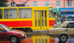 Трамвай и автомобили в Барнауле.