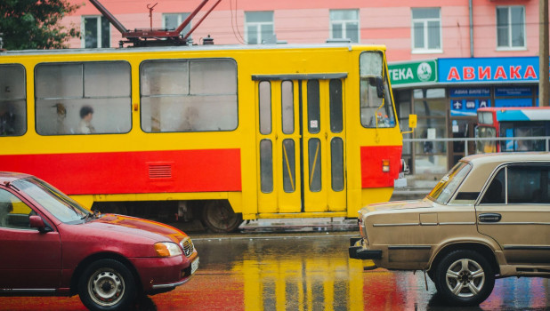 Трамвай и автомобили в Барнауле.