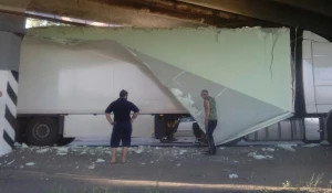 Фура застряла под мостом в Бийске.