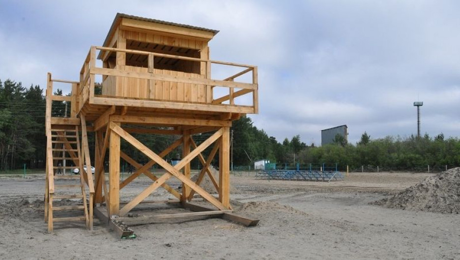 Подготовка пляжа на Павловском водохранилище.