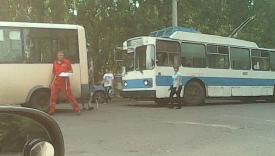 ДТП с участием троллейбуса и маршрутного такси. Барнаул, 27 июня 2016 года.