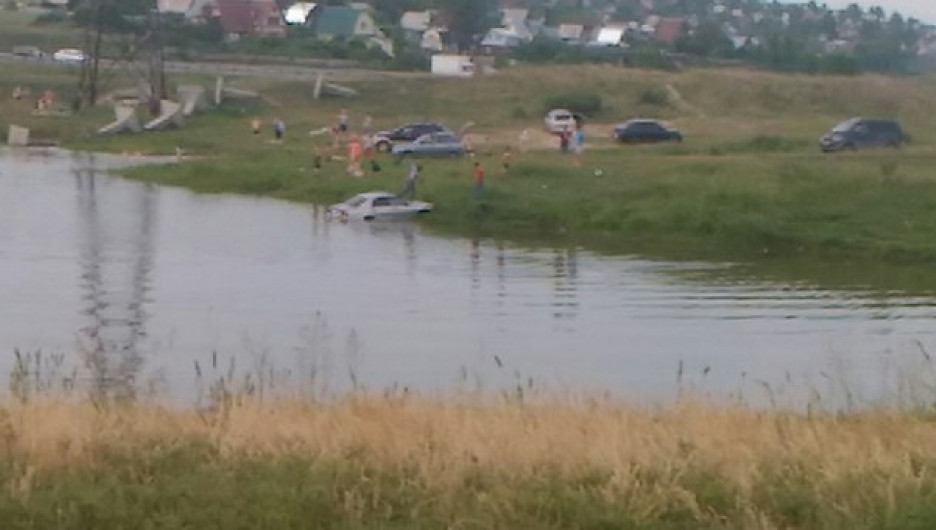 В озере Ляпиха утонул автомобиль. 27 июня 2017 года.