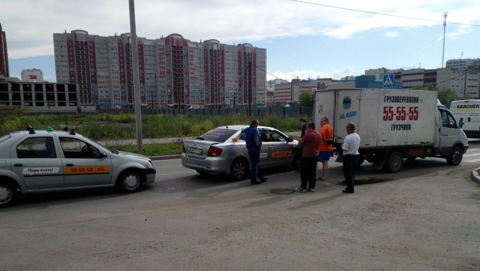 ДТП с участием автомобилей такси "Максим".