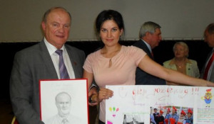 Геннадий Зюганов и Мария Прусакова с плакатом от алтайских школьников.
